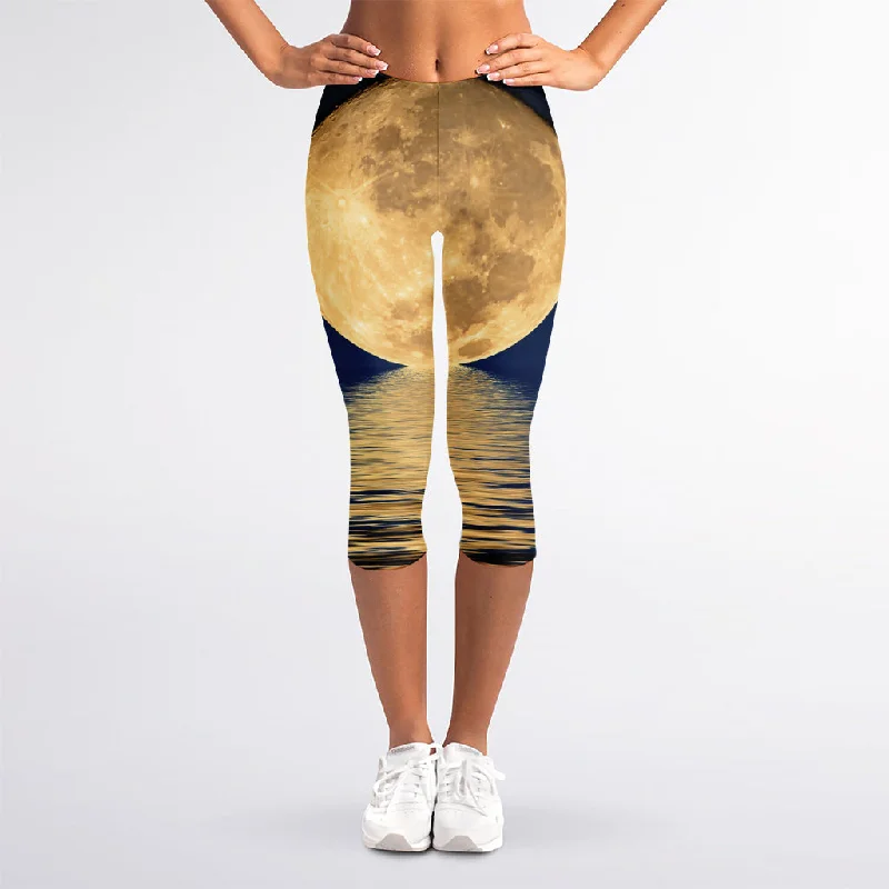 Unbeatable Prices Moonlight On The Sea Print Women's Capri Leggings